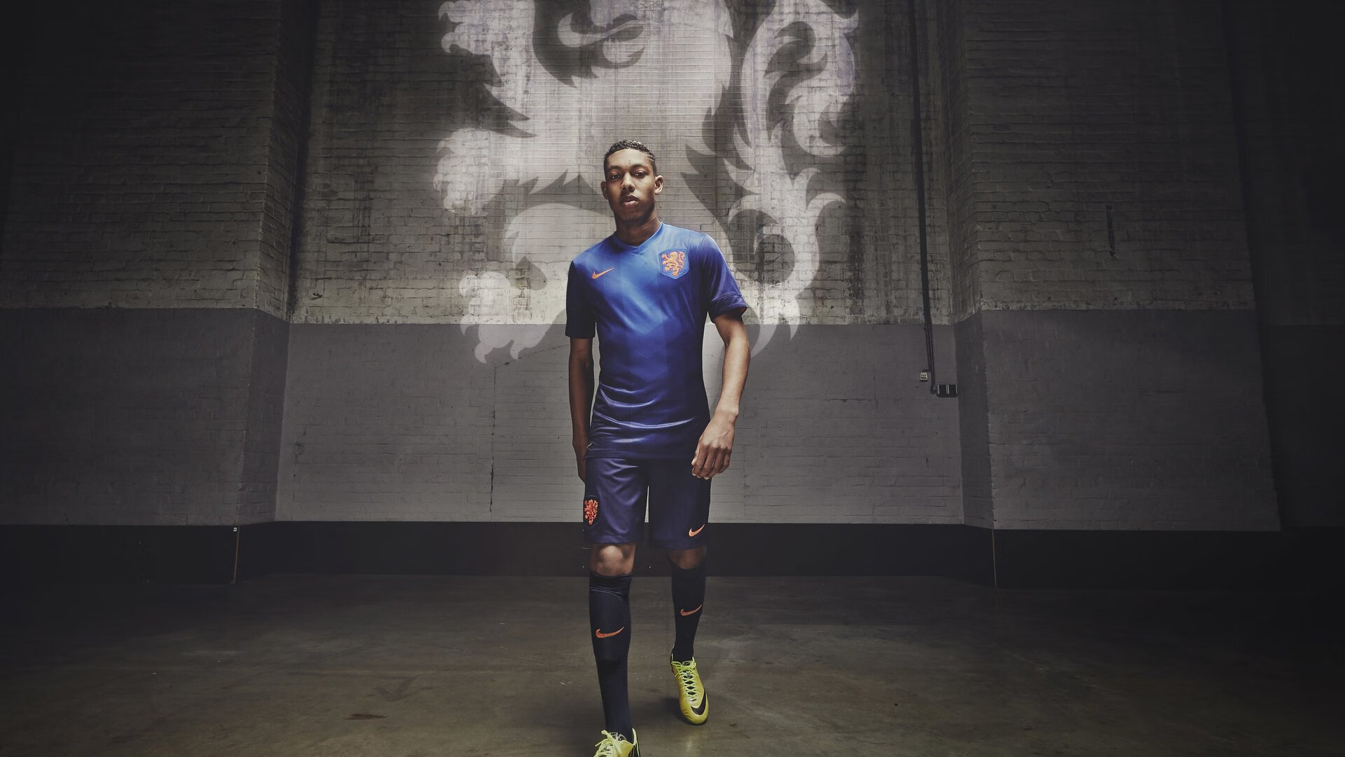 哈兰德梅开二度助曼城2比1领先,本赛季五大联赛双响5次居首,曼城队长哈兰德